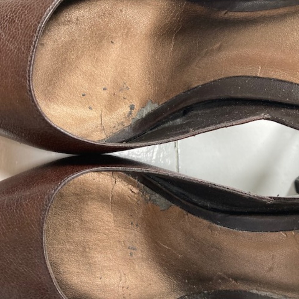 Who doesn't need a basic Brown leather pump? - Picture 6 of 7